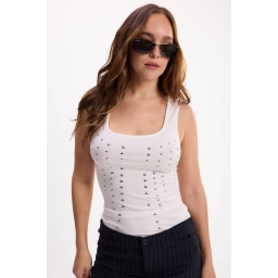 MUSCULOSA CON TACHAS